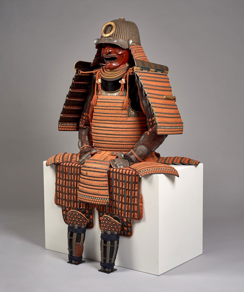 Daimyô armour of the Hon-Kozane Tachi-Dô type, Japan, 17th century. 52.4 x 33.5 x 23.6 in (133 x 85 x 60 cm). Photo Galerie Jean-Christophe Charbonnier