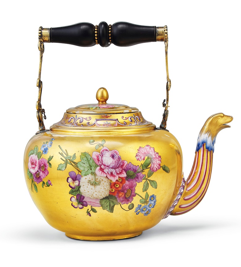 A Sèvres (hard paste) porcelain gold-ground teapot and cover (theière ‘bouillotte’), circa 1779. Estimate $30,000-50,000. Offered in Dalva Brothers Parisian Taste in New York on 22 October at Christie’s in New York