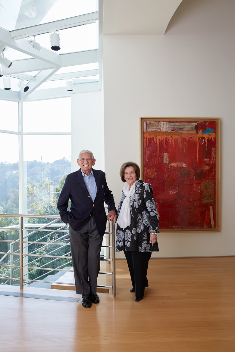 Eli ve Edythe Broad, Robert Rauschenberg, İsimsiz, 1954 ile evlerinde. Roger Davies, Architectural Digest'in izniyle. Sanat eseri © Robert Rauschenberg FoundationVAGA at ARS, NY and DACS, Londra, 2020