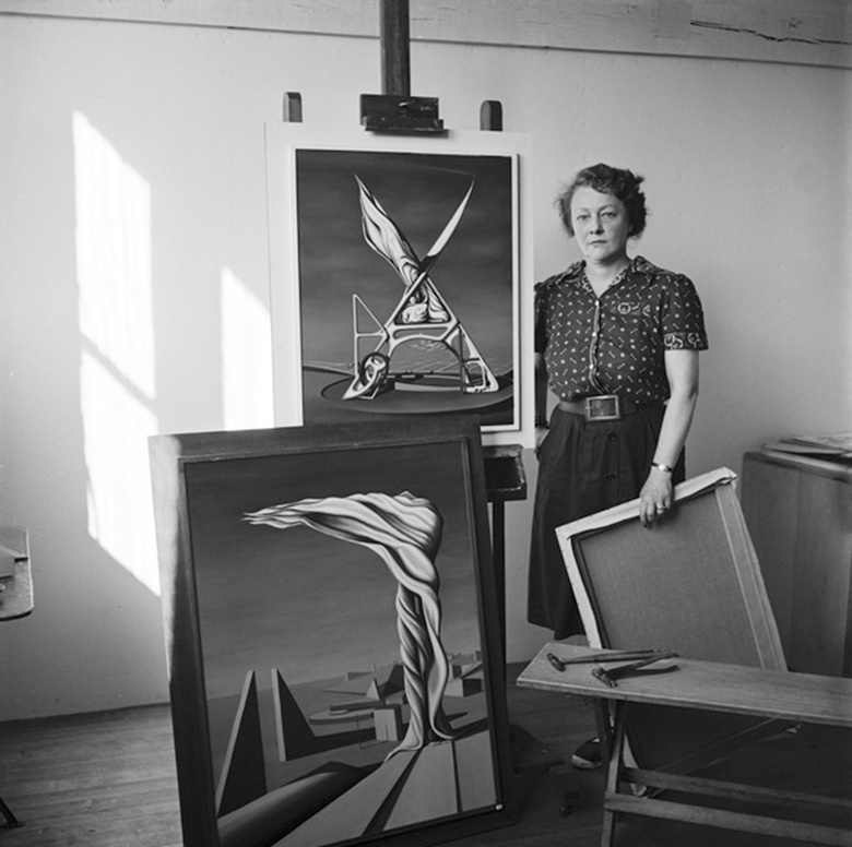 Kay Sage, 1946. Photo © Lee Miller Archives, England 2020. All rights reserved. leemiller.co.uk. Artwork © Estate of Kay Sage  DACS, London and ARS, NY 2020