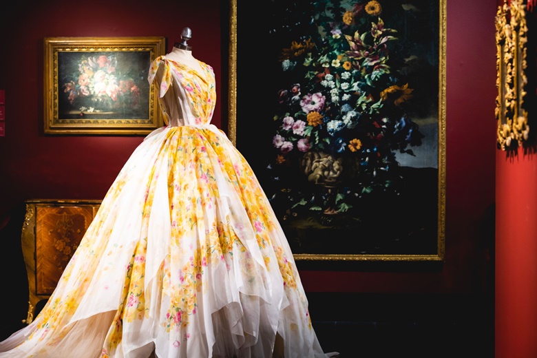 2019年佳士得伦敦Art Adorned预展，置于古典大师静物画和家具之间的Dolce & Gabbana连身裙。浏览Art Adorned线上虚拟预展