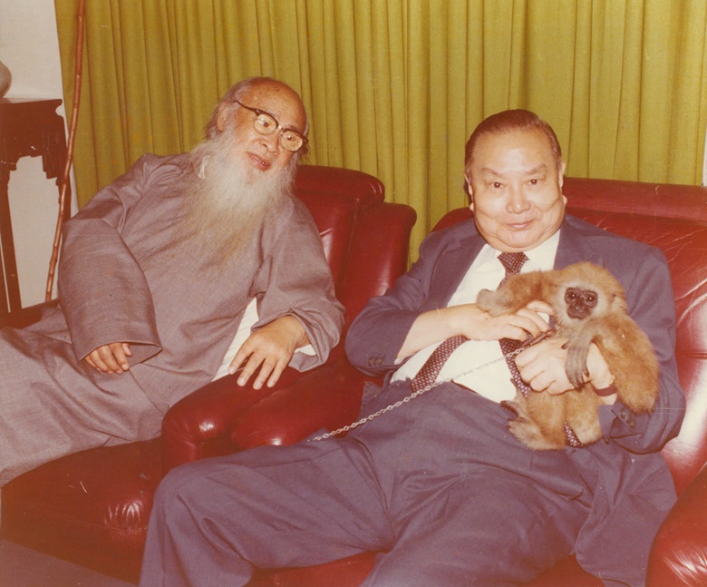 张大千（左）与王新衡（右）及张大千心爱的长臂猿