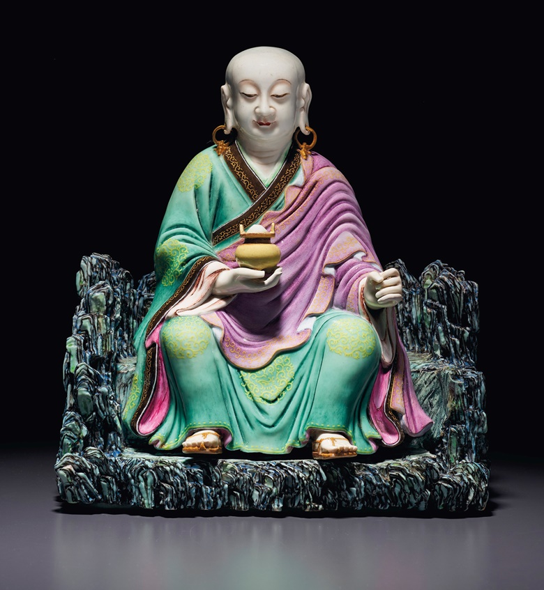 清雍正乾隆 粉彩羅漢坐像。高9 38英寸（23.8公分）。估價：200,000 – 400,000美元。此拍品將於2020年9月25日在佳士得紐約重要中國瓷器及工藝精品拍賣中呈獻