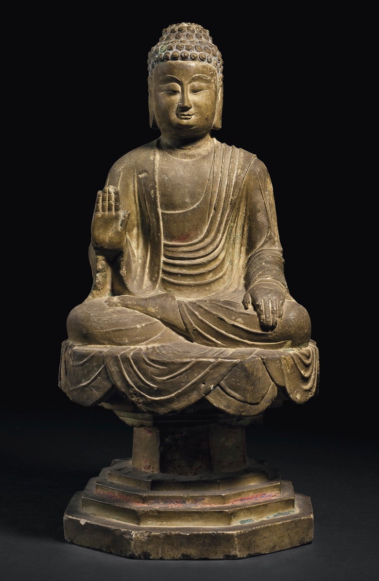 唐 彩繪石雕佛坐像。估價：70,000 – 90,000美元。此拍品將於2020年9月25日在佳士得紐約重要中國瓷器及工藝精品拍賣中呈獻