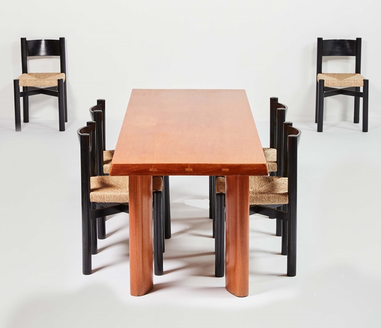 Charlotte Perriand, Table à manger, 1968. Plateau rectangulaire en frêne, bords biseautés, chevilles apparentes, sur quatre pieds elliptiques. Hauteur 28,1 po, longueur 78,1 po, largeur 29,9 po. Édition Steph Simon. Charlotte Perriand, Six chaises rush, 1960. Structure et dossier en bois massif laqué noir, assise en paille. Hauteur 30 po, largeur 16,5 x 16,1 po. Hauteur du siège 17,7 cm. Édition Steph Simon. Offert à La