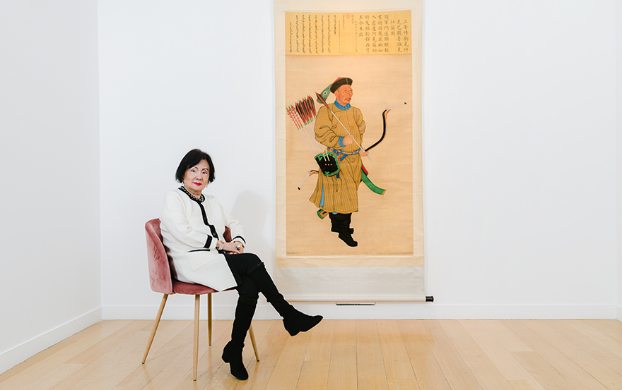 黄蕙英与其珍藏的克什克巴图鲁伍克什尔勇士图。照片由Caroline Tompkins摄