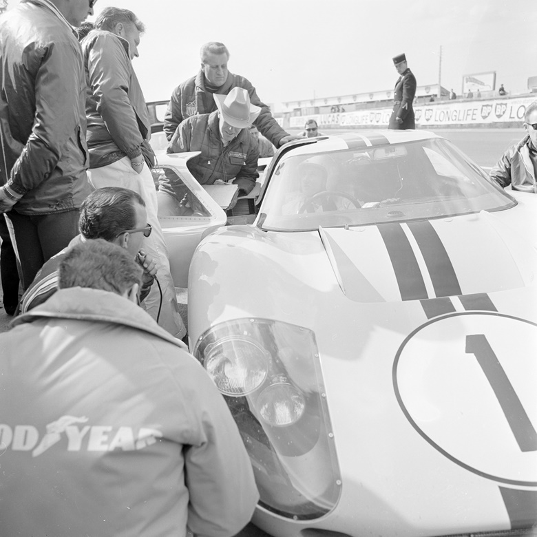 Carroll Smith, wearing his familiar hat, at work with the Ford GT40 during practice for the 24 Hours of Le Mans in June 1967. Photo Jean TesseyreParis Match via Getty Images