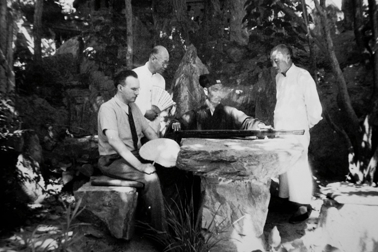 高罗佩（左）观赏白云观主安世霖抚琴，1946年摄于北平（现今的北京）。照片由高罗佩家族提供