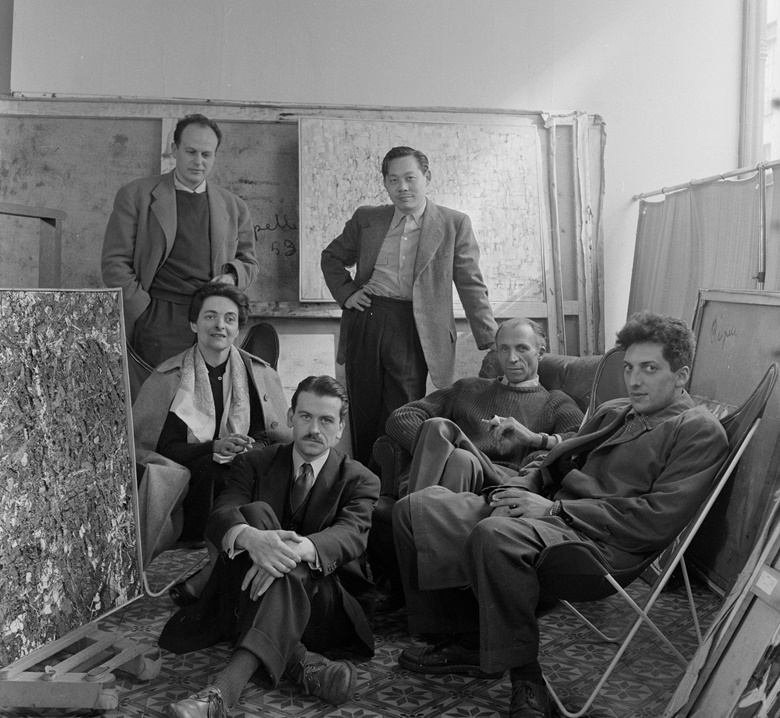 巴黎皮埃画廊，约1950年。站立者（左起）：雅克·日耳曼（Jacques Germain）、赵无极。坐者：玛丽亚·艾莲娜·维埃拉·席尔瓦、乔治·马修、艺术商皮耶·勒伯及尚·保罗·利奥佩尔。照片：© Ministère de la Culture — Médiathèque de l’architecture et du patrimoine, Dist. RMN-Grand Palais, © Denise Colomb. Artworks © SODRAC, Montreal and DACS, London 2020; © ADAGP, Paris and DACS, London