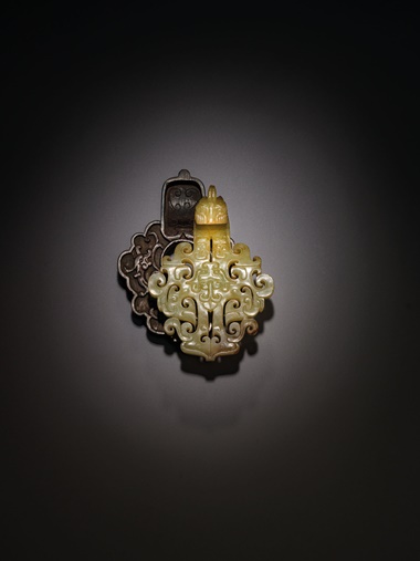 西汉 黄玉带钩，WESTERN HAN DYNASTY, 3RD–2ND CENTURY BC。成交价：2,902,500英镑，2020年11月3日在佳士得伦敦售出。