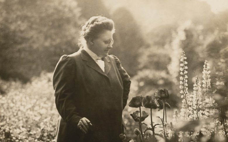 Amy Lowell (1874-1925) in the garden of the Lowell family home, dubbed ‘Sevenels’, in Brookline, Massachusetts, in 1924. Photo Provided by Harvard University