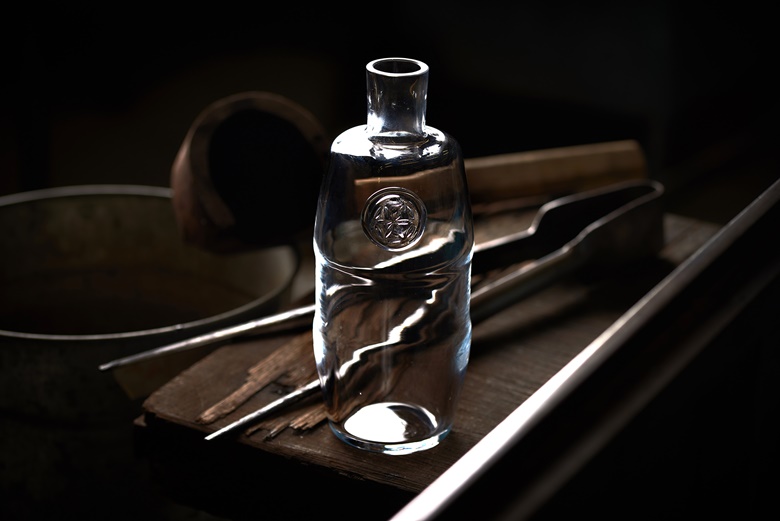 The unique mouth-blown crystal decanters for Opland Juvel were crafted by Magnor Glassverk, a glassworks company established in 1896