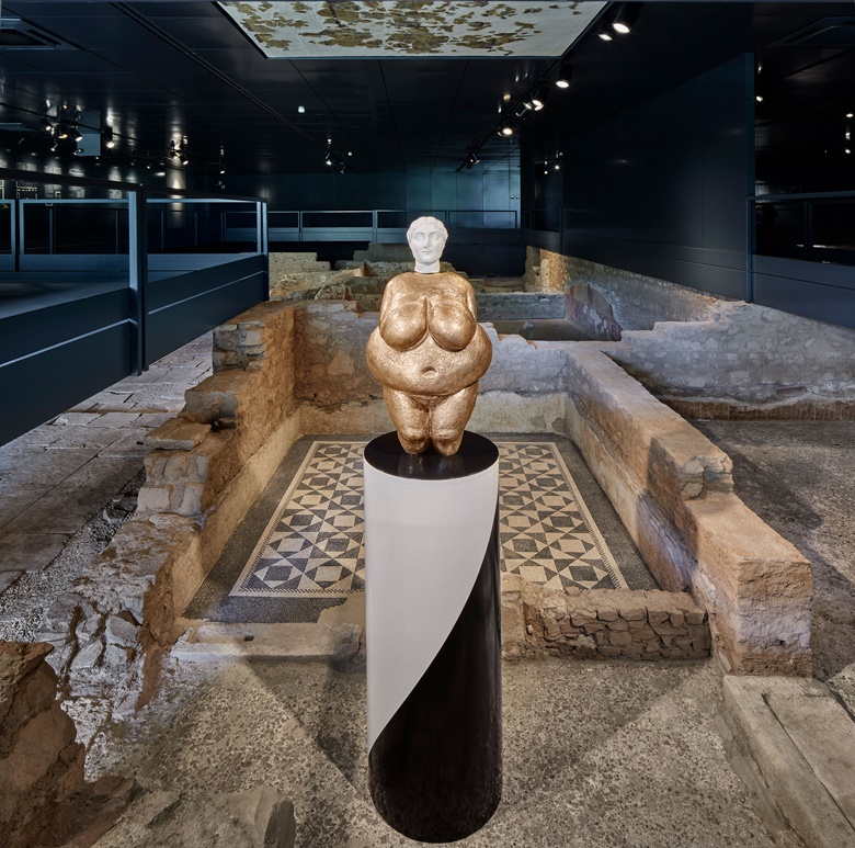 Francesco Vezzoli, Portrait of Kim Kardashian (Ante Litteram), 2018. Marble portrait head (Roman Imperial, Severan, early 3rd century AD), bronze, chalk, tempera. 105 x 55 x 40 cm. Unique. Photo Alessandra Chemollo. Fondazione Brescia Musei, 2021