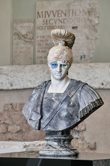Francesco Vezzoli, Achillei, 2021. Italian marble bust (19th century), associated green marble socle, chalk, acrylic paint. 106 x 76 x 36 cm. Unique. Photo Alessandra Chemollo. Fondazione Brescia Musei, 2021