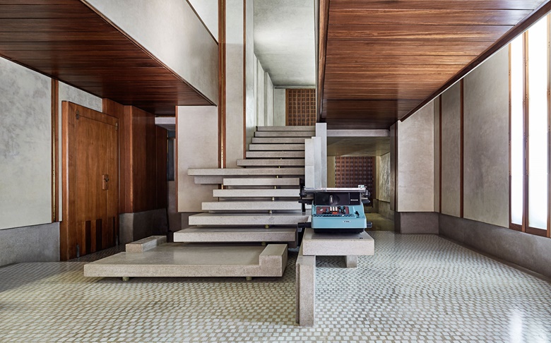 The ground floor of the Olivetti store, Venice, with its Aurisina marble staircase. The stairs,
staggered in relation to each other, appear to be floating