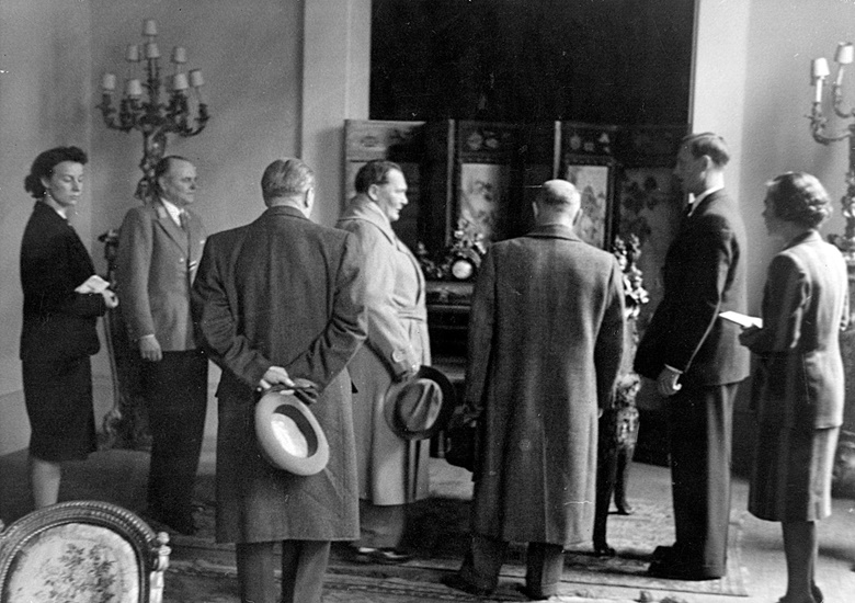 Bruno Lohse (second from right) leads Göring on a tour to select works of seized art with ERR Paris chief
von Behr (second from left). (Bruno Lohse papers, author’s collection)