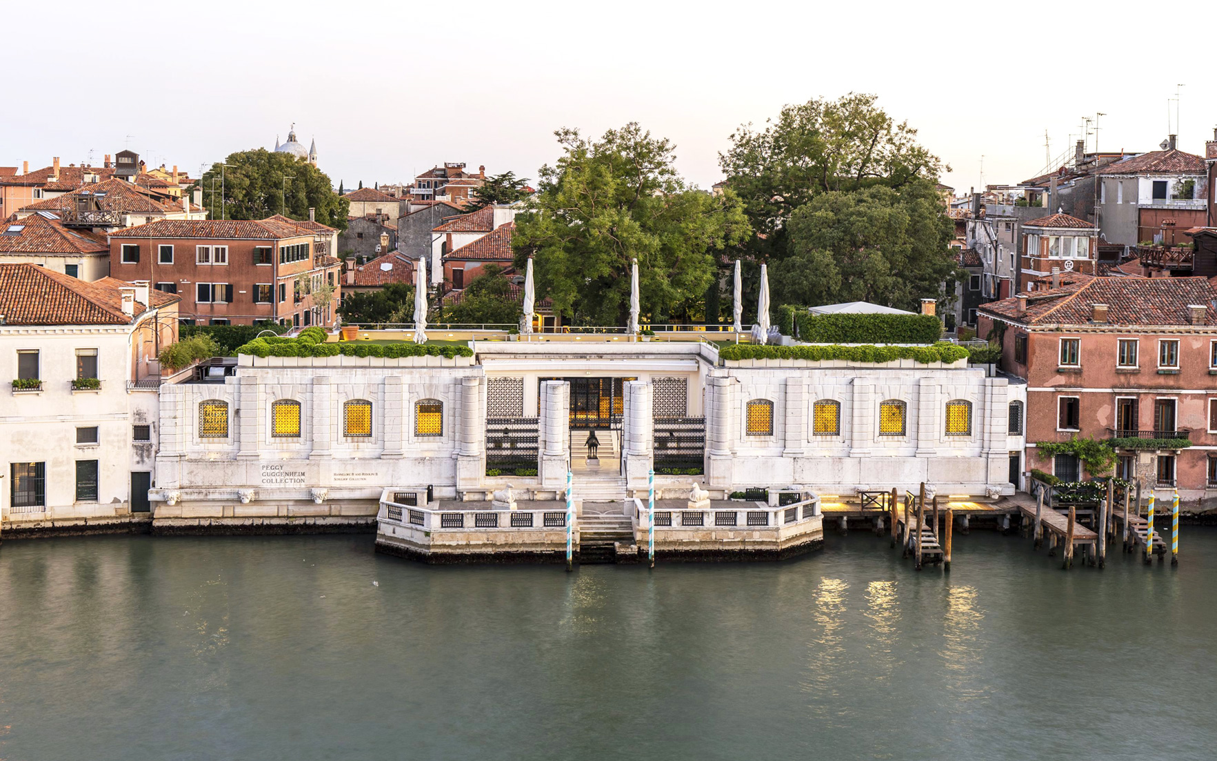A view of the palazzo today. Photograph Peggy Guggenheim Collection, Venice. Photo Matteo De Fina


    .full-screen .image-preview { background-position 50% 55%!important; }
