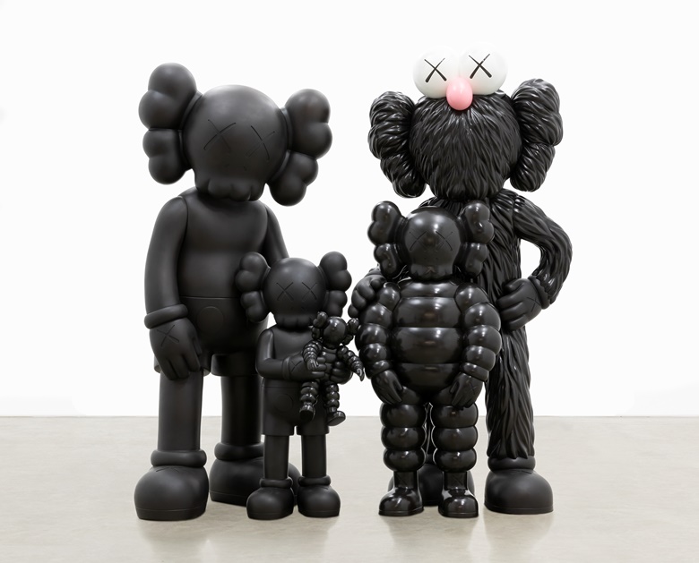 KAWS, FAMILY, 2021. Bronze, paint. 86¼ x 81½ x 37⅝ in. © KAWS  Private Collection