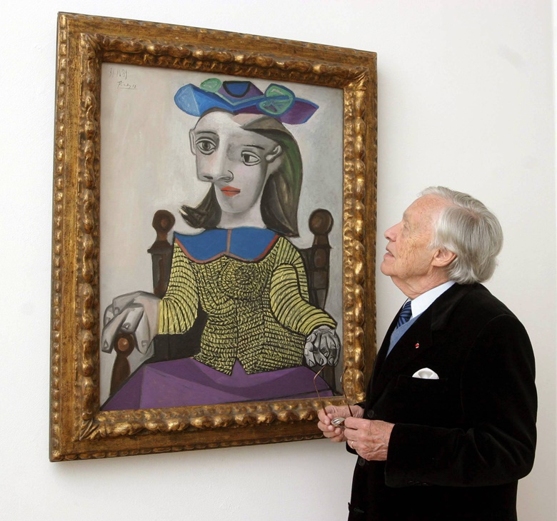 Heinz Berggruen pictured in 2004 at the Museum Berggruen with Pablo Picasso, Le chandail jaune (The Yellow Sweater), Dora Maar, 1939. Photo Sabine Gudath  IMAGO. Artwork © Succession PicassoDACS, London 2022