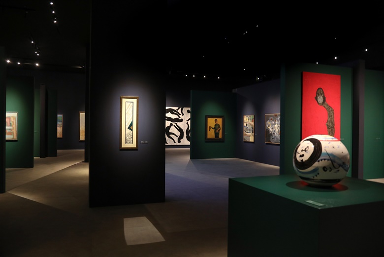 Installation view of When Images Speak at the Etihad Museum. Photo courtesy of the Dubai Collection