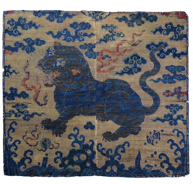 十七世纪金地彩绣三品武官虎纹补子。12⅞ x 14⅜英寸（32.3 x 36.2公分）。估价：20,000-30,000美元。此拍品将于2022年3月24至25日在佳士得纽约重要中国瓷器及工艺精品拍卖中呈献