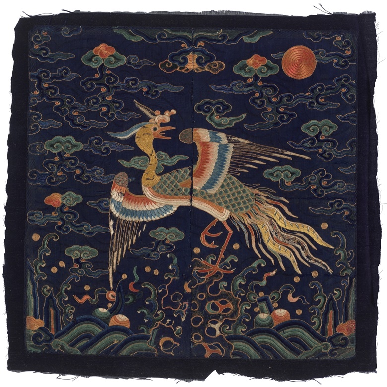 十七世纪蓝丝彩绣二品夫人锦鸡补子。补子（不连边框）：12⅞ x 12⅞英寸（32.8公分）。估价：15,000-25,000美元。此拍品将于2022年3月24至25日在佳士得纽约重要中国瓷器及工艺精品拍卖中呈献