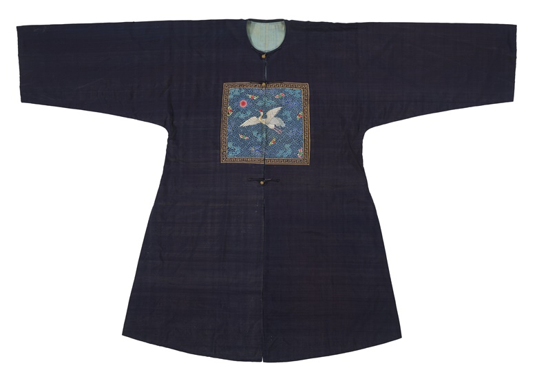 清十九世纪晚期石青地一品文官绣仙鹤纹补服。长48¾英寸（123.8公分），阔 73¾英寸（187.3公分）。估价：5,000-7,000美元。此拍品将于2022年3月24至25日在佳士得纽约重要中国瓷器及工艺精品拍卖中呈献