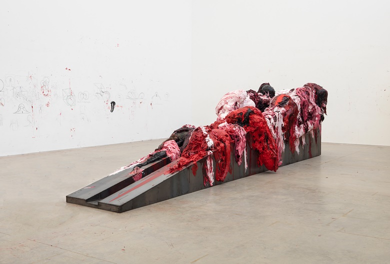 Anish Kapoor, The Unremembered, 2020. Steel, canvas, silicone, paint. 185 x 177 x 733 cm. Photo Dave Morgan. Artwork © Anish Kapoor. All rights reserved SIAE, 2021