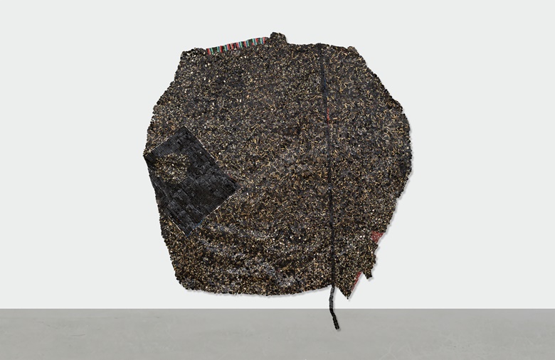 El Anatsui (b, 1944), Silent One, 2021. Found aluminium bottle caps and copper wire. Overall 157½ x 125¼ in (400 x 318 cm). Offered in Material Earth, a selling exhibition in collaboration with Efie Gallery, viewing until 13 May 2022 at Christie’s in London