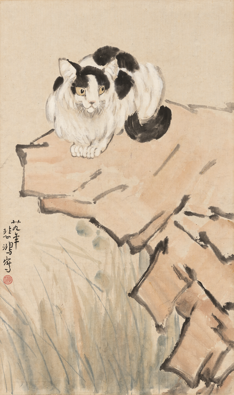 徐悲鸿（1895-1953），《猫石图》，1940年作。设色纸本 镜框。79 x 47 公分（31 18 x 18 12 英寸）。估价：港元600,000-800,000。此作将于2022年5月29日在中国近现代及当代书画拍卖中呈献