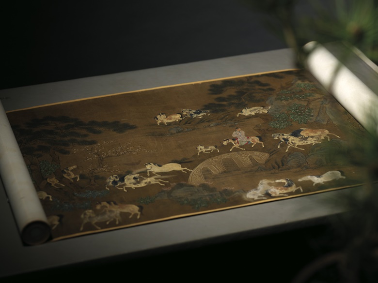 ⽯渠寶笈記載為趙孟頫（次等）《洗⾺圖》。設色絹本 手卷，37.9 x 309.4 公分（14 78 x 121 ¾ 英寸）。估價：港元16,000,000 – 24,000,000。此作將於5月28日在佳士得香港中國古代書畫拍賣中呈獻