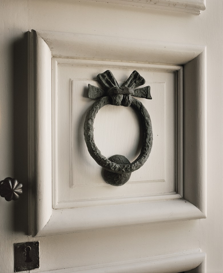 Diego Giacometti (1902-85), door knocker, c. 1975-80. Bronze plated. 11 3⁄8 x 7 1⁄2 x 2 in (29 x 19 x 5 cm). Estimate €80,000-120,000
Offered in Hubert de Givenchy - Collectionneur Chefs-doeuvre, 14 June at Christies Paris