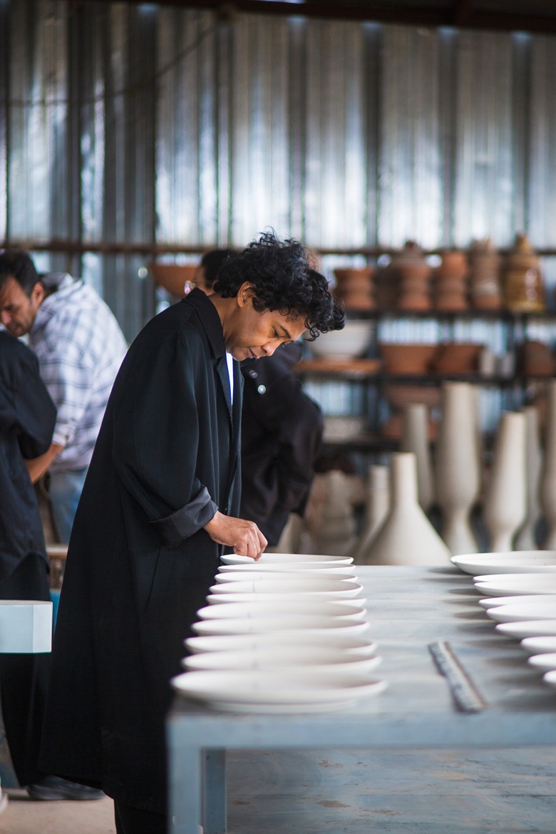 Joël Andrianomearisoa in production at the studio of ceramicist Soufiane Tyglienne, Marrakech, March 2022. Photo © Ayoub El Bardii