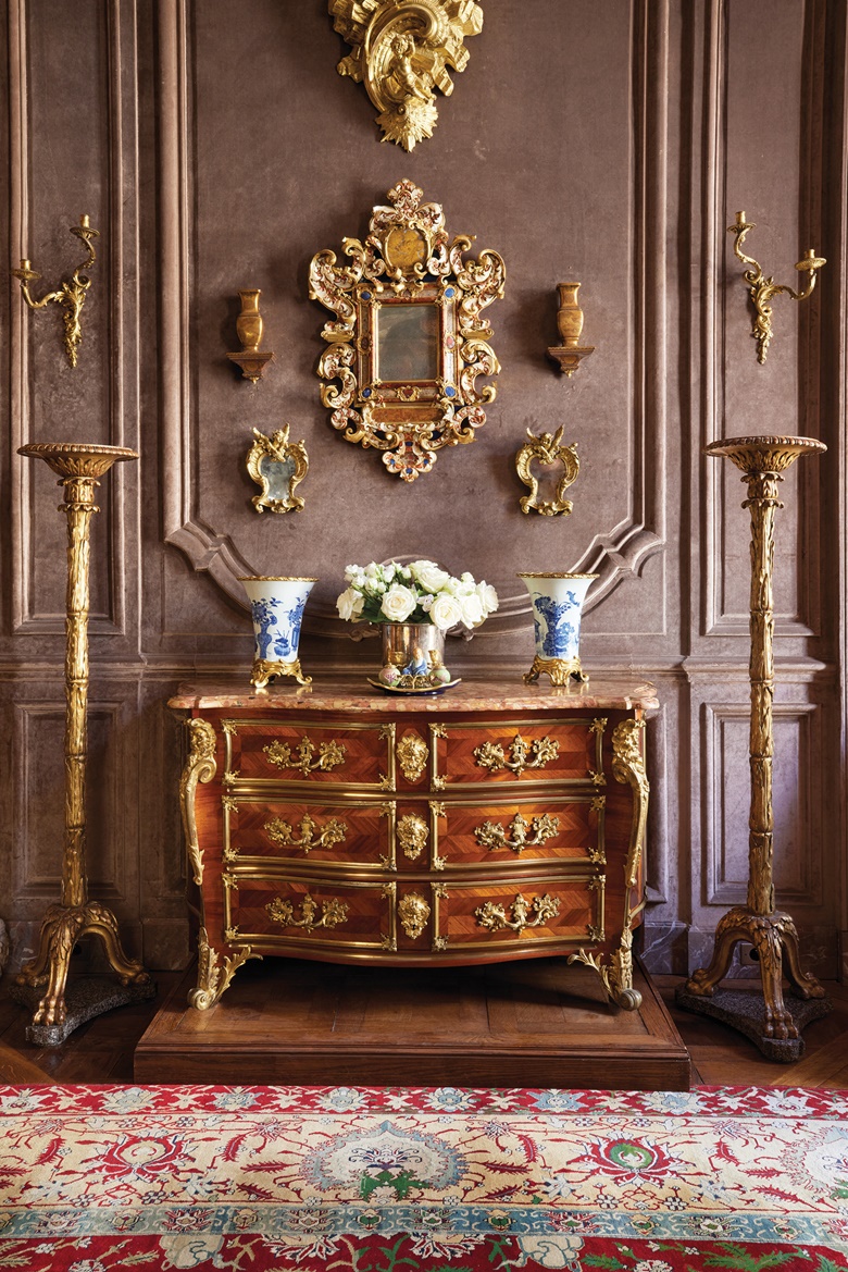 Displayed at Galerie Steinitz, a Régence ormolu-mounted bois satine commode en tombeau attributed to the ‘Maître aux Pagodes’, possibly Noël Gérard, circa 1730. 32¾ in (83 cm) high. Estimate £70,000-100,000. On the commode is a pair of striking blue and white Ming porcelain vases mounted with finely chased Louis XV gilt-bronze mounts.