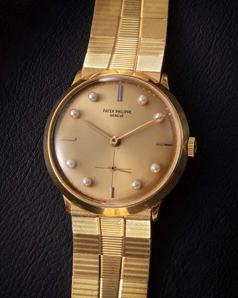 Patek Philippe, Calatrava, ref. 2573 ‘Pearl of the Gulf’. A very rare and impressive gold wristwatch with pearl hour markers. Case number 425’302, movement number 748,659. Diameter 33 mm. Sold for $214,200 on 26 October 2022, Online