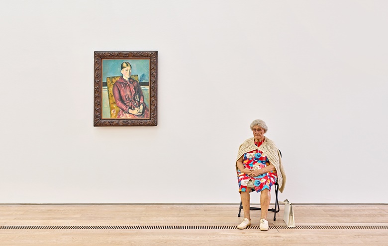Installation view of Anniversary Exhibition — Special Guest Duane Hanson at the Fondation Beyeler, RiehenBasel, 2022. Left, Paul Cézanne (1839-1906), Madame Cézanne à la chaise jaune
(Madame Cézanne in a Yellow Armchair), 1888-90. Right, Duane Hanson (1925-1996), Old Lady in Folding Chair, 1976. Photo Mark Niedermann. Artwork © The Estate of Duane