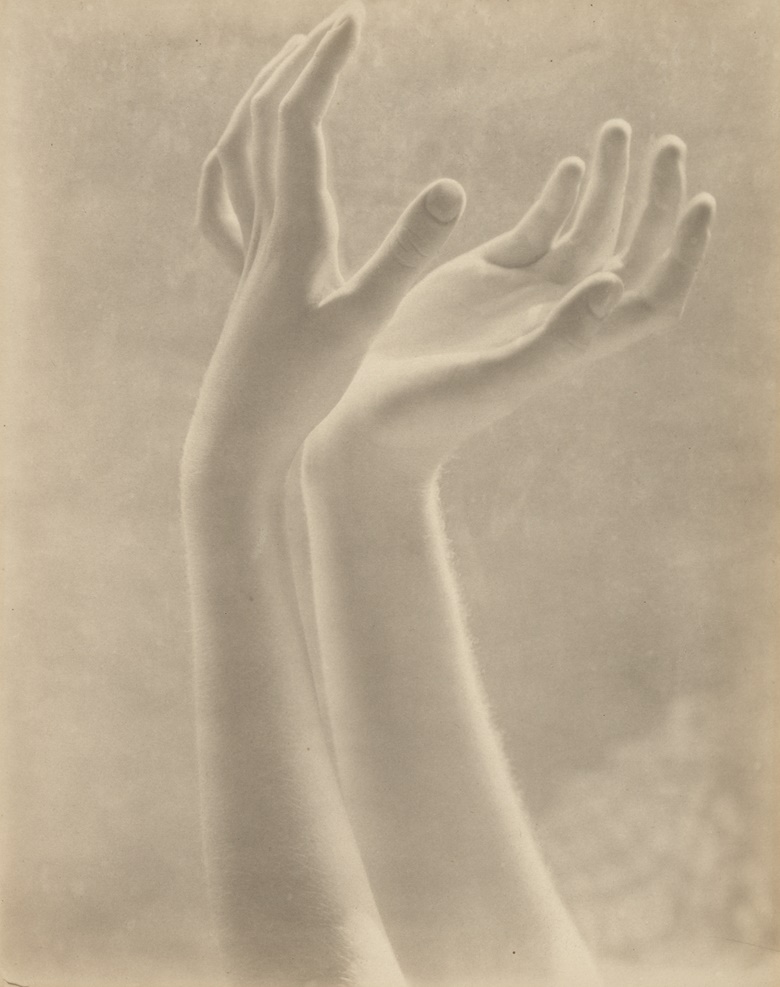 Edward Steichen (1879-1973), Blossom of White Fingers (Dana Steichens Hands), c.1923. Platinum and palladium print. 24.7 x 18.7 cm (9¾ x 7⅜ in). Estimate €40,000-60,000. Offered in Photographies until 8 November at Christie’s  Online © The estate of Edward Steichen  Adagp, Paris, 2022