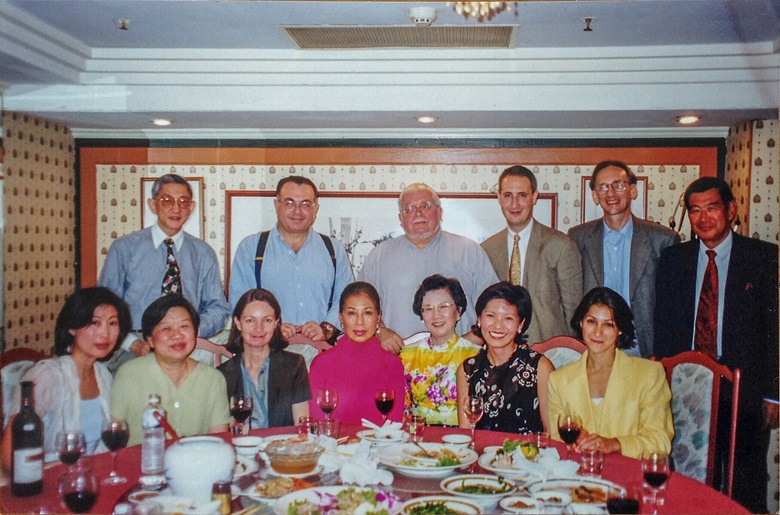 1999年《風華再現：明清家具收藏展》開幕典禮後的合影。前排左至右：伍嘉恩女士、愛麗絲·畢格史女士、莎拉·艾瓦茲女士、張婉笑女士、葉承耀醫生夫人、曾憲芬女士、黛比·弗拉克斯女士。後排左至右：葉承耀醫生、麥爾康·瑞戴爾先生、羅伯特·畢格史先生、馬克斯·弗拉克斯先生、柯惕斯先生、木下一先生