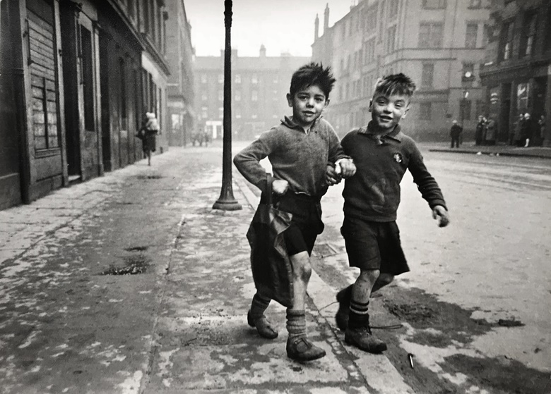 Bert Hardy, Children of the Gorbals (Gorbal Boys), 1948. Vintage gelatin silver print. 26 x 36.3 cm. © Bert Hardy Estate. Courtesy Centre for British Photography, London