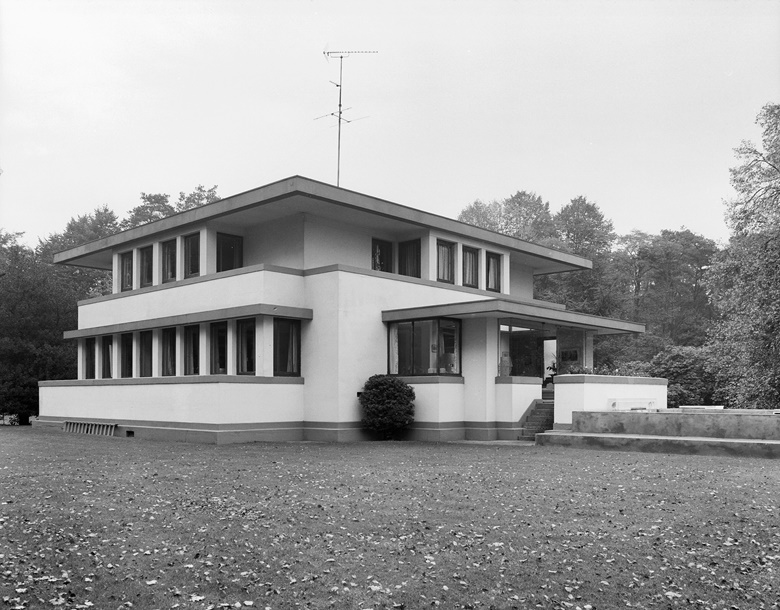 Villa Henny designed by Robert van ’t Hoff, 1915-19, in Huis ter Heide, Utrecht, the Netherlands. Photo A.H.C. Schollen. Courtesy Rijksdienst voor het Cultureel Erfgoed