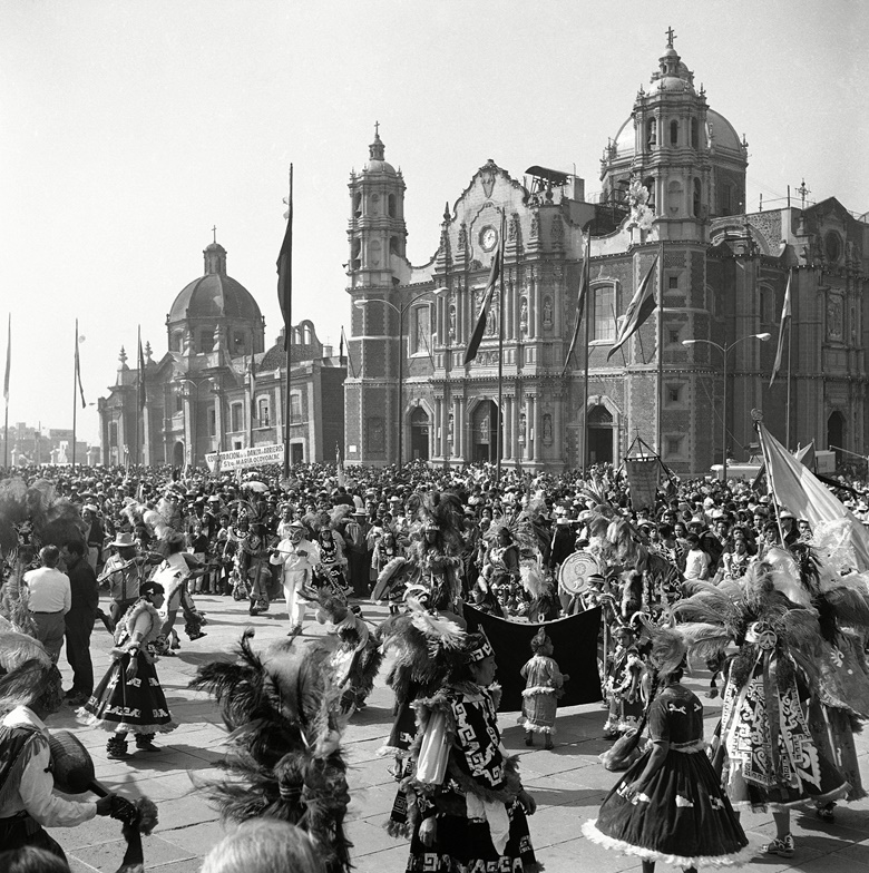 在墨西哥城瓜达卢佩圣母圣殿外举行的庆祝活动，1968年摄。在十六世纪，瓜达卢佩圣母在墨西哥特佩亚克山上显灵，并用当地的纳瓦特尔语与一名男子交谈，表示自己是「天主之母」圣母玛利亚。照片：Jesus DiazAPShutterstock