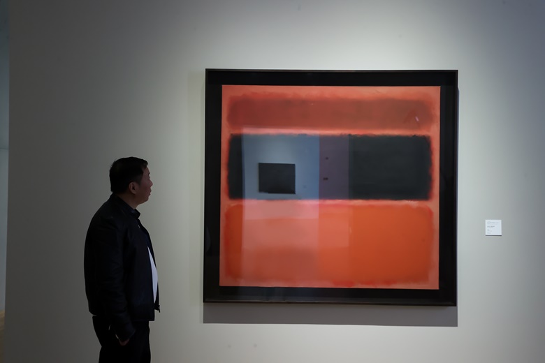 刘益谦先生在龙美术馆（西岸馆）展出的马克·罗斯科作品前