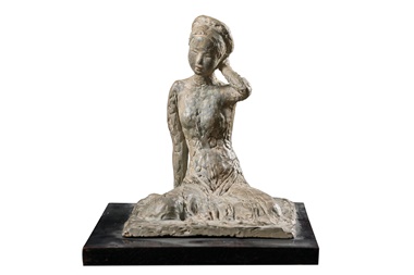 武高谈（1908–2000），《跪着的女孩》。陶瓦，29.5（高）x 28.5 x 31.5 公分（11 58 x 11 14 x 12 38 英寸），约1940–1945年作。此拍品于2019年5月26日二十世纪及当代艺术上午拍卖中以2,250,000港元成交
