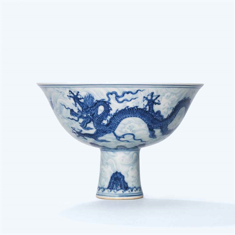 拍品编号 3310 明宣德 青花海水双龙纹内暗花龙纹高足盌 双圈六字楷书款 成交额：68,860,000港元  8,917,900美元