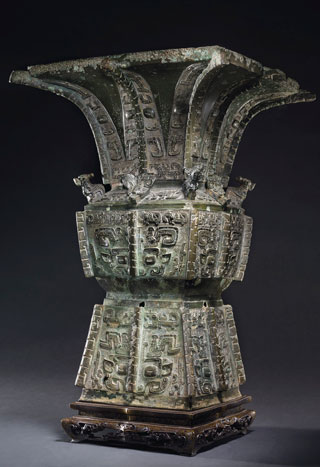 A VERY RARE AND IMPORTANT LARGE RITUAL WINE VESSEL-FANGZUN