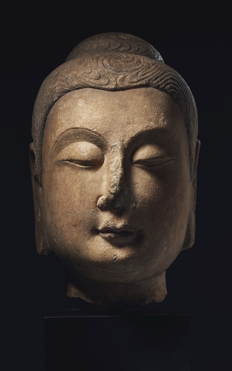 重要罕見隋朝大理石佛頭像。高11 ¾英寸（29.9公分）。估價：500,000 – 700,000美元。此拍品將於9月24日在佳士得紐約「崇聖御寶- 詹姆斯及瑪麗蓮·阿爾斯多夫珍藏第一部分」拍賣中呈獻